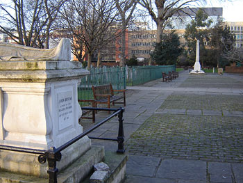 John Bunyan’s monument in the foreground; Daniel Defoe’s in the background. License: CC BY-SA 2.5